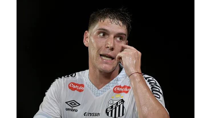 Rollheiser durante confronto entre Vasco e Santos no Brasileirão 2025.