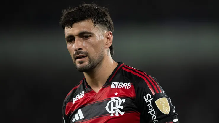 RJ - RIO DE JANEIRO - 18/09/2025 - COPA LIBERTADORES 2025, FLAMENGO X ESTUDIANTES - De Arrascaeta jogador do Flamengo durante partida contra o Estudiantes no estadio Maracana pelo campeonato Copa Libertadores 2025. Foto: Jorge Rodrigues/AGIF