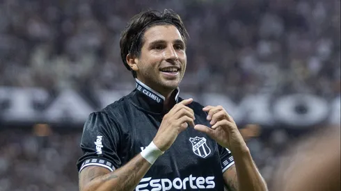 Lucas Mugni jogador do Ceara comemora seu gol durante partida contra o Santos no estadio Arena Castelao pelo campeonato Brasileiro A 2025. Foto: Lucas Emanuel/AGIF