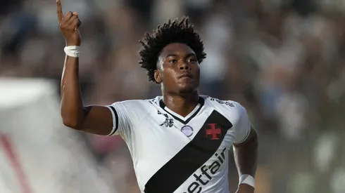 GB jogador do Vasco comemora seu gol durante partida contra o Vitoria no estadio Sao Januario pelo campeonato Brasileiro A 2025. Foto: Jorge Rodrigues/AGIF