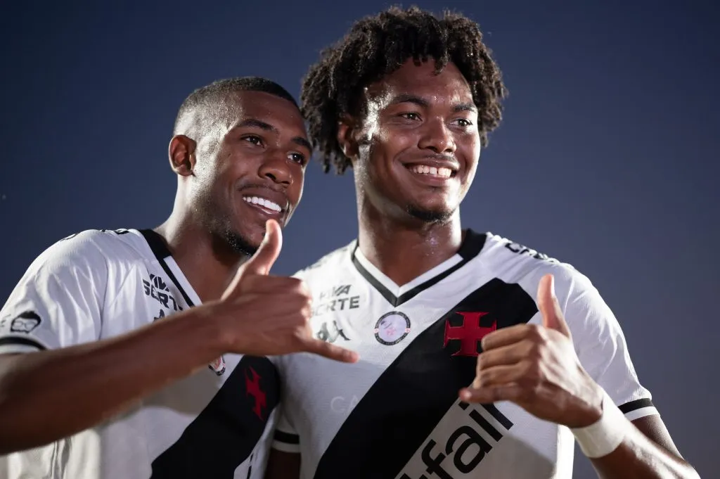 GB jogador do Vasco e Rayan jogador da sua equipe durante partida contra o Vitoria no estadio Sao Januário pelo campeonato Brasileiro A 2025. Foto: Jorge Rodrigues/AGIF