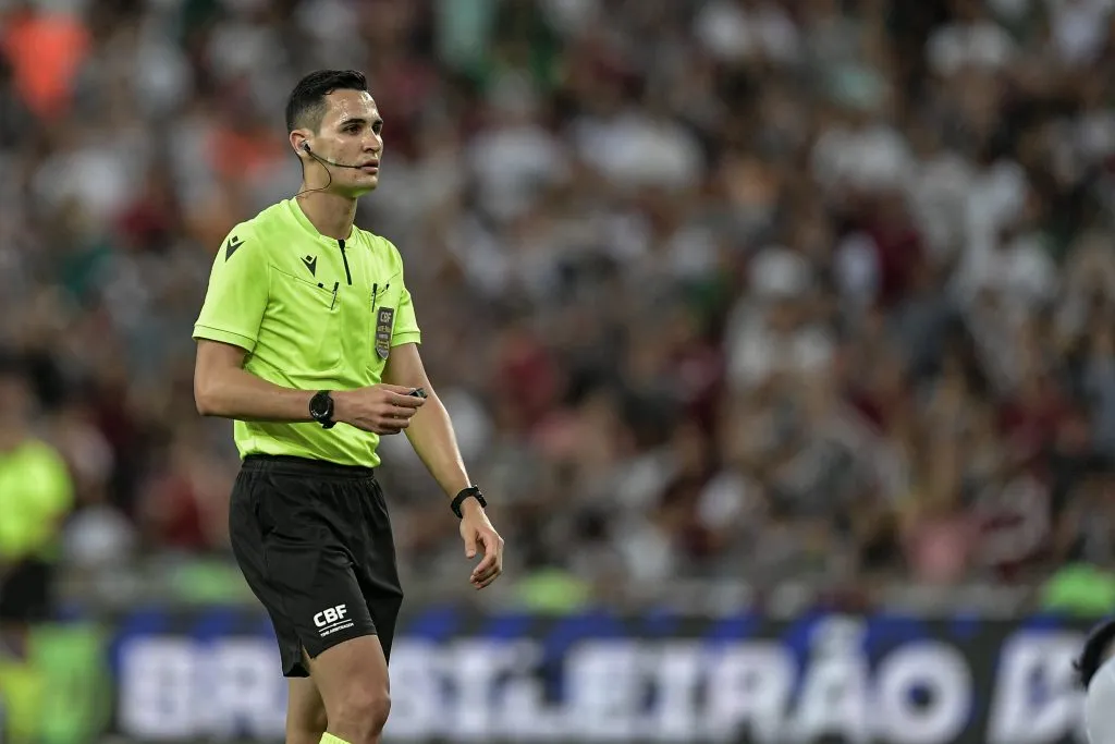O arbitro Matheus Delgado Candancan durante partida entre Fluminense e Gremio no estadio Maracana pelo campeonato Brasileiro A 2024. Foto: Thiago Ribeiro/AGIF
