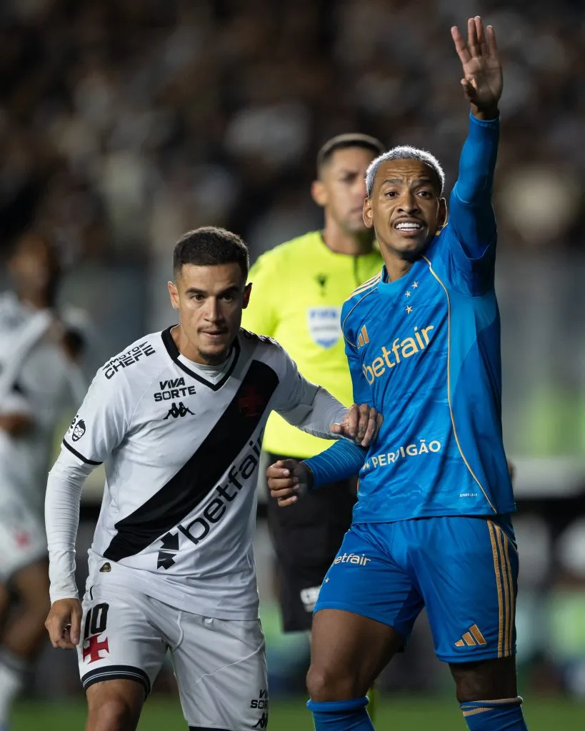 Philippe Coutinho jogador do Vasco disputa lance com Matheus Pereira jogador do Cruzeiro durante partida no estadio Sao Januario pelo campeonato Brasileiro A 2025. Foto: Jorge Rodrigues/AGIF