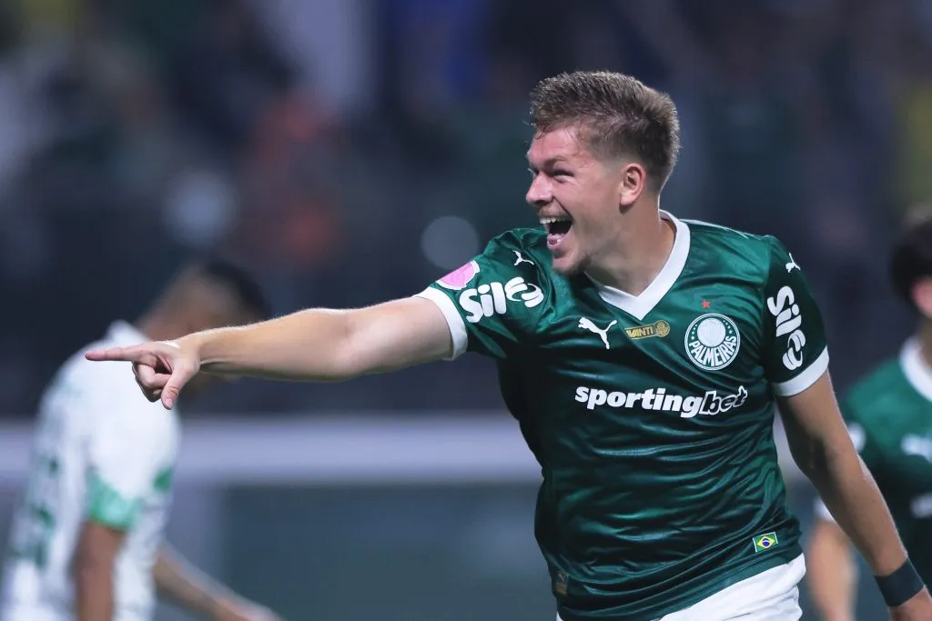 SP – SAO PAULO – 11/10/2025 – BRASILEIRO A 2025, PALMEIRAS X JUVENTUDE – Bruno Fuchs jogador do Palmeiras comemora seu gol durante partida contra o Juventude no estadio Arena Allianz Parque pelo campeonato Brasileiro A 2025. Foto: Ettore Chiereguini/AGIF