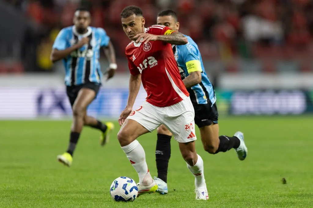 Alan Patrick jogador do Internacional durante partida contra o Grêmio – Foto: Liamara Polli/AGIF