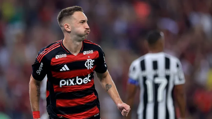 RIO DE JANEIRO, BRAZIL - FEBRUARY 12: Leo Ortiz of Flamengo celebrates after scoring the team's first goal during a Campeonato Carioca 2025 match between Flamengo and Botafogo at Maracana Stadium on February 12, 2025 in Rio de Janeiro, Brazil. (Photo by Buda Mendes/Getty Images)