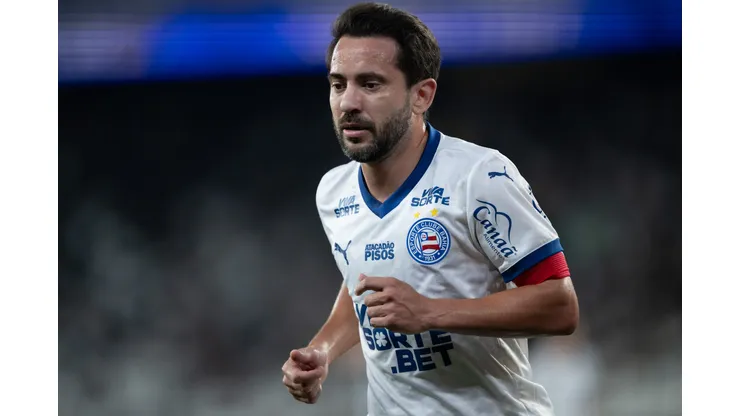 RJ - RIO DE JANEIRO - 01/10/2025 - BRASILEIRO A 2025, BOTAFOGO X BAHIA - Everton Ribeiro jogador do Bahia durante partida contra o Botafogo no estadio Engenhao pelo campeonato Brasileiro A 2025. Foto: Jorge Rodrigues/AGIF