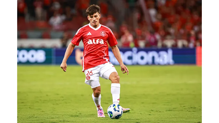 RS - PORTO ALEGRE - 16/04/2025 - BRASILEIRO A 2025, INTERNACIONAL X PALMEIRAS - Alexandro Bernabei jogador do Internacional durante partida contra o Palmeiras no estadio Beira-Rio pelo campeonato Brasileiro A 2025. Foto: Maxi Franzoi/AGIF