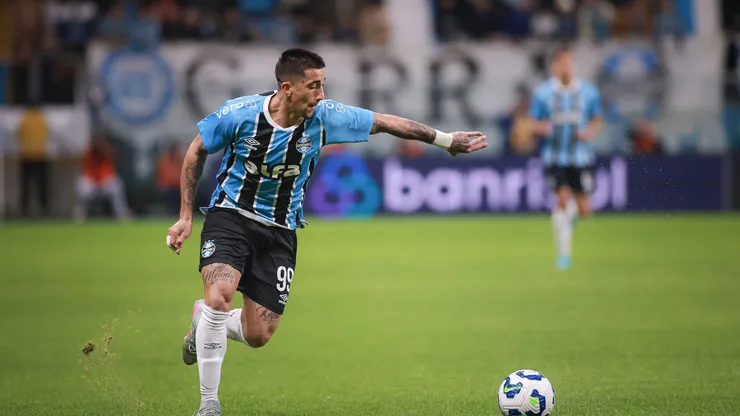 Cristian Olivera é multado no Grêmio. Foto: Maxi Franzoi/AGIF