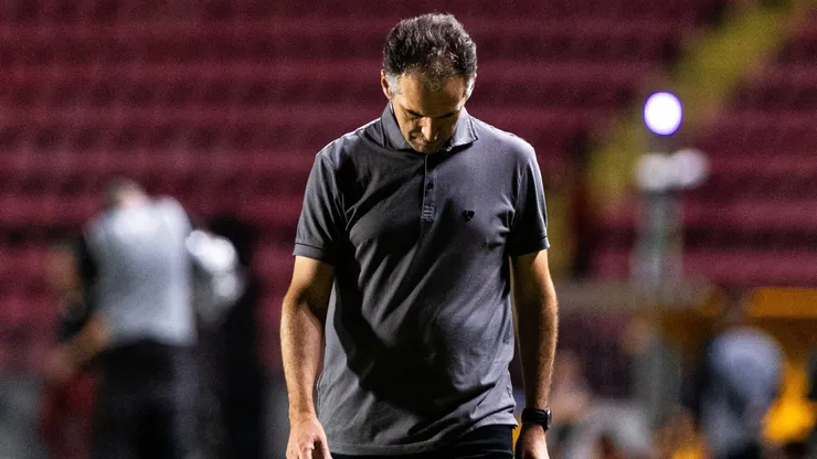 Leo Conde tecnico do Ceara durante partida contra o Sport no estadio Ilha do Retiro pelo campeonato Brasileiro A 2025. Foto: Rafael Vieira/AGIF