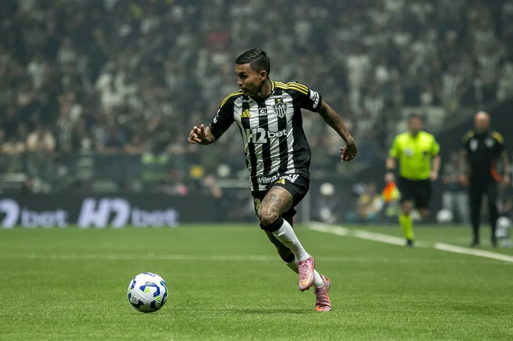 Dudu em ação pelo Atlético-MG diante do Cruzeiro pelo Cmpeonato Brasileiro 2025. Foto: Fernando Moreno/AGIF