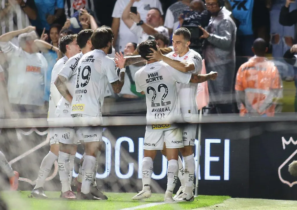SP – SANTOS – 15/10/2025 – BRASILEIRO A 2025, SANTOS X CORINTHIANS – Alvaro Barreal jogador do Santos comemora seu gol durante partida contra o Corinthians no estadio Vila Belmiro pelo campeonato Brasileiro A 2025. Foto: Mauricio De Souza/AGIF