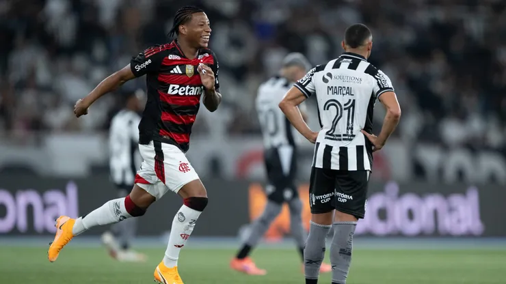RJ - RIO DE JANEIRO - 15/10/2025 - BRASILEIRO A 2025, BOTAFOGO X FLAMENGO - Plata jogador do Flamengo comemora seu gol durante partida contra o Botafogo no estadio Engenhao pelo campeonato Brasileiro A 2025. Foto: Jorge Rodrigues/AGIF