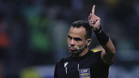 O árbitro Alex Gomes Stefano durante partida entre Palmeiras e Fortaleza no estádio Arena Allianz Parque pelo campeonato Brasileiro A 2025. Foto: Ettore Chiereguini/AGIF