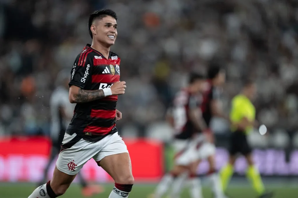 RJ – RIO DE JANEIRO – 15/10/2025 – BRASILEIRO A 2025, BOTAFOGO X FLAMENGO – Luiz Araujo jogador do Flamengo comemora seu gol durante partida contra o Botafogo no estadio Engenhao pelo campeonato Brasileiro A 2025. Foto: Jorge Rodrigues/AGIF