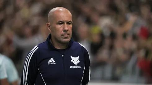 MG – BELO HORIZONTE – 15/10/2025 – BRASILEIRO A 2025, ATLETICO-MG X CRUZEIRO – Leonardo Jardim tecnico do Cruzeiro durante partida contra o Atletico-MG no estadio Arena MRV pelo campeonato Brasileiro A 2025. Foto: Gilson Lobo/AGIF