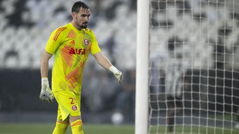 Anthoni goleiro do Internacional lamenta durante partida contra o Botafogo no estadio Engenhao pelo campeonato Brasileiro A 2025.