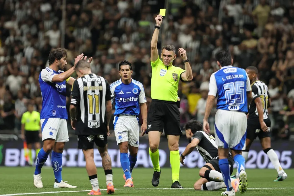 MG – BELO HORIZONTE – 15/10/2025 – BRASILEIRO A 2025, ATLETICO-MG X CRUZEIRO – O arbitro aplica cartao durante partida entre Atletico-MG e Cruzeiro no estadio Arena MRV pelo campeonato Brasileiro A 2025. Foto: Gilson Lobo/AGIF