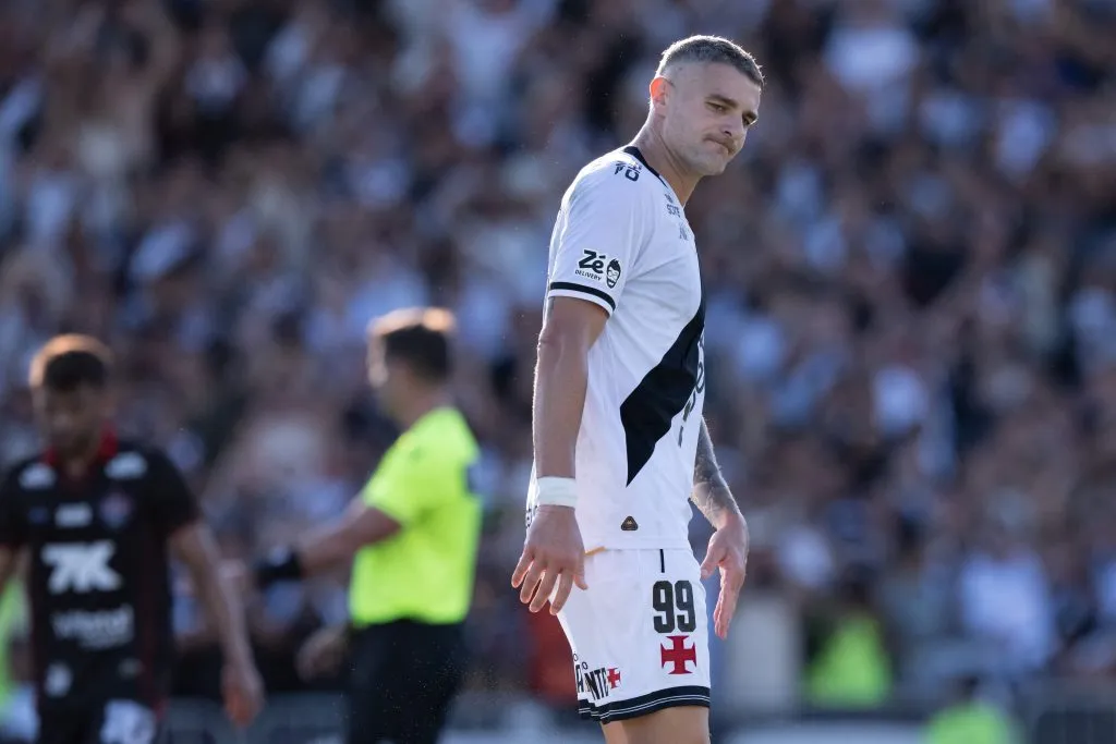 RJ – RIO DE JANEIRO – 05/10/2025 – BRASILEIRO A 2025, VASCO X VITORIA – Vegetti jogador do Vasco lamenta durante partida contra o Vitoria no estadio Sao Januario pelo campeonato Brasileiro A 2025. Foto: Jorge Rodrigues/AGIF
