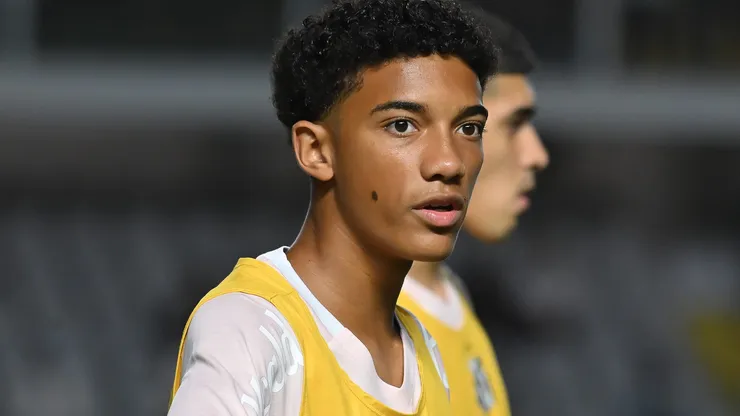SP - SANTOS - 01/10/2025 - BRASILEIRO A 2025, SANTOS X GREMIO - Robinho Jr. jogador do Santos durante aquecimento antes da partida contra o Gremio no estadio Vila Belmiro pelo campeonato Brasileiro A 2025. Foto: Jota Erre/AGIF