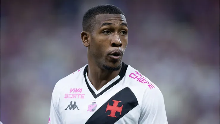 Rayan durante confronto contra o Fortaleza no Brasileirão 2025.