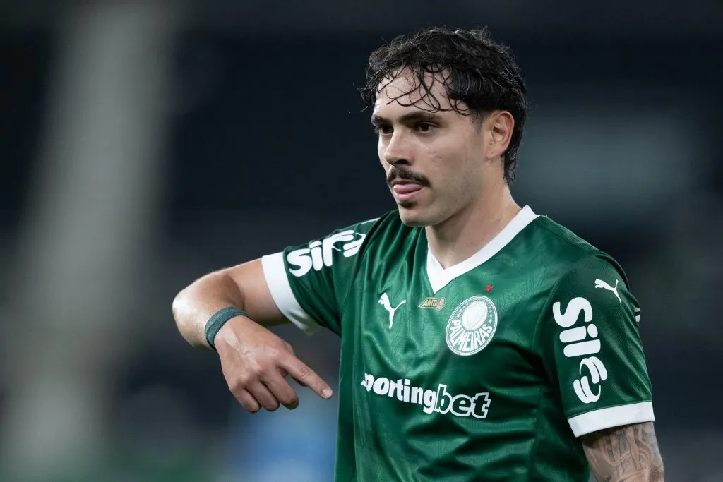 RJ – RIO DE JANEIRO – 17/08/2025 – BRASILEIRO A 2025, BOTAFOGO X PALMEIRAS – Mauricio jogador do Palmeiras durante partida contra o Botafogo no estadio Engenhao pelo campeonato Brasileiro A 2025. Foto: Jorge Rodrigues/AGIF