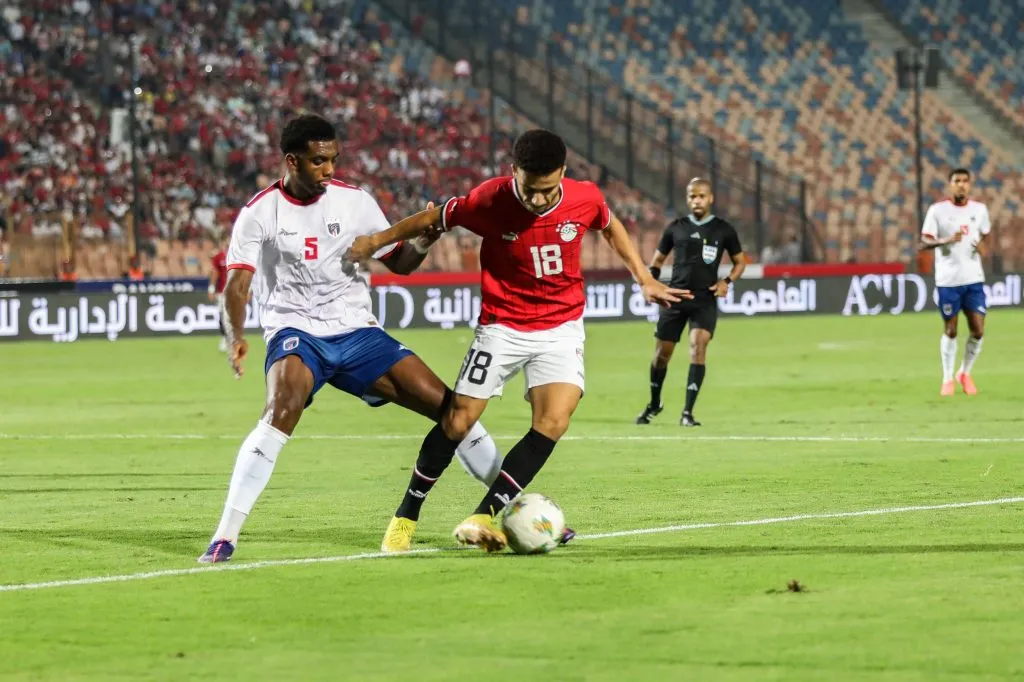 Jogador da seleção egípcia desafia jogador da seleção cabo-verdiana em ação durante a partida das eliminatórias da Copa do Mundo de 2025 entre Egito e Cabo Verde, no Estádio Internacional do Cairo, em 6 de setembro de 2024, no Cairo, Egito. (Foto de Ahmad Hasaballah/Getty Images)