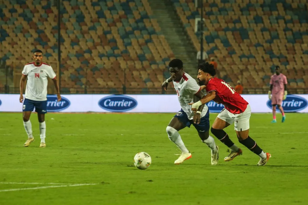 Jogador da seleção egípcia desafia jogador da seleção cabo-verdiana em ação durante a partida das eliminatórias da Copa do Mundo de 2025 entre Egito e Cabo Verde, no Estádio Internacional do Cairo, em 6 de setembro de 2024, no Cairo, Egito. (Foto de Ahmad Hasaballah/Getty Images)