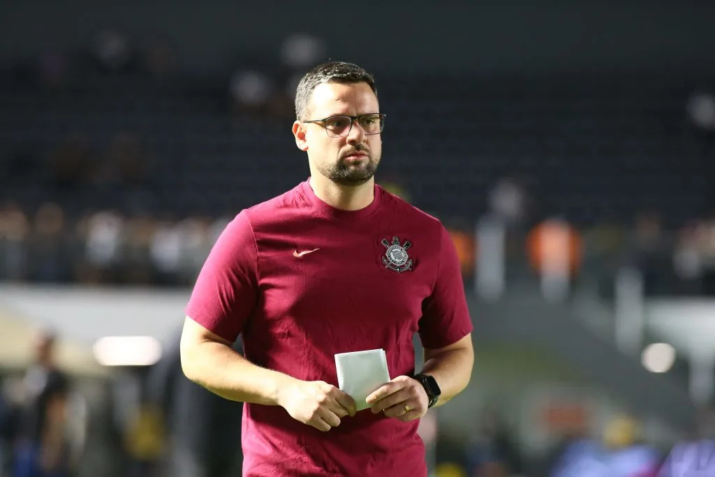 Lucas Silvestre durante partida contra o Santos no Campeonato Brasileiro de 2025. Foto: Mauricio De Souza/AGIF