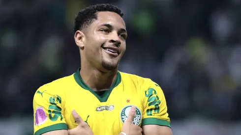 Vitor Roque durante confronto contra o Bragantino no Brasileirão 2025.