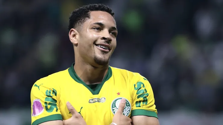 Vitor Roque durante confronto contra o Bragantino no Brasileirão 2025.