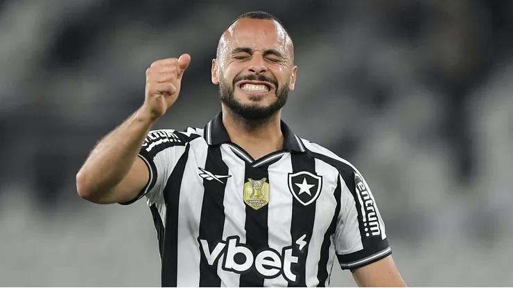 Arthur Cabral durante confronto contra o Bahia no Brasileirão 2025.