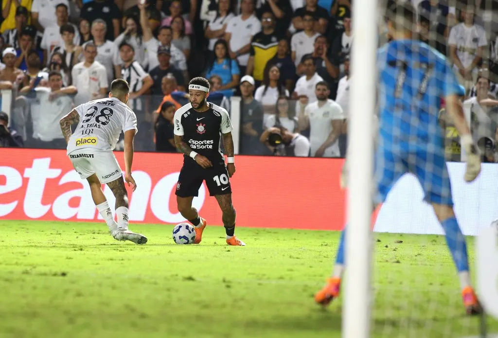 SP – SANTOS – 15/10/2025 – BRASILEIRO A 2025, SANTOS X CORINTHIANS – Depay jogador do Corinthians durante partida contra o Santos no estadio Vila Belmiro pelo campeonato Brasileiro A 2025. Foto: Mauricio De Souza/AGIF