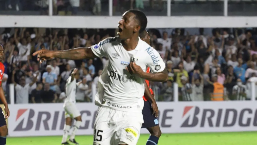 Bryan Angulo comemorando gol pelo Santos. Foto: Fernanda Luz/AGIF