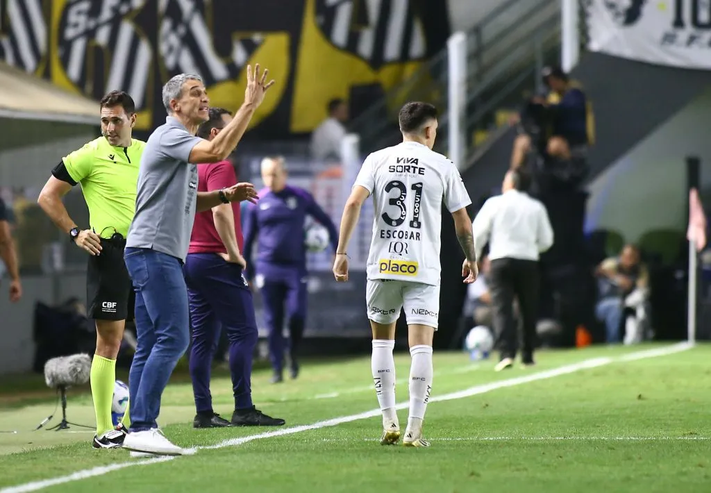 Juan Pablo Vojvoda técnico do Santos durante partida contra o Corinthians – Foto: Mauricio De Souza/AGIF