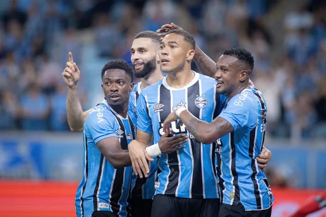 GRÊMIO X SAO PAULO – Carlos Vinicius, jogador do GrÊmio, comemora seu gol durante partida contra o São Paulo pelo Campeonato Brasileiro 2025. Foto: Maxi Franzoi/AGIF
