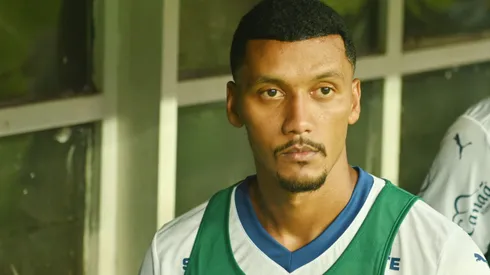 BA – SALVADOR – 30/03/2025 – BRASILEIRO A 2025, BAHIA X CORINTHIANS – Rezende, jogador do Bahia durante execucao do hino nacional antes da partida contra o Corinthians no estadio Arena Fonte Nova pelo campeonato Brasileiro A 2025. Foto: Walmir Cirne/AGIF