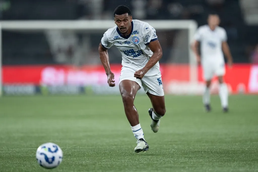 RJ – RIO DE JANEIRO – 01/10/2025 – BRASILEIRO A 2025, BOTAFOGO X BAHIA – Rezende jogador do Bahia durante partida contra o Botafogo no estadio Engenhao pelo campeonato Brasileiro A 2025. Foto: Jorge Rodrigues/AGIF