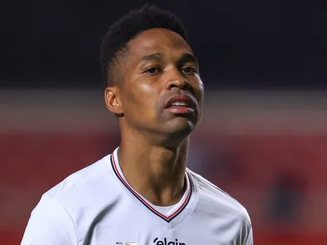 Wendell, do São Paulo, é flagrado de muletas após derrota