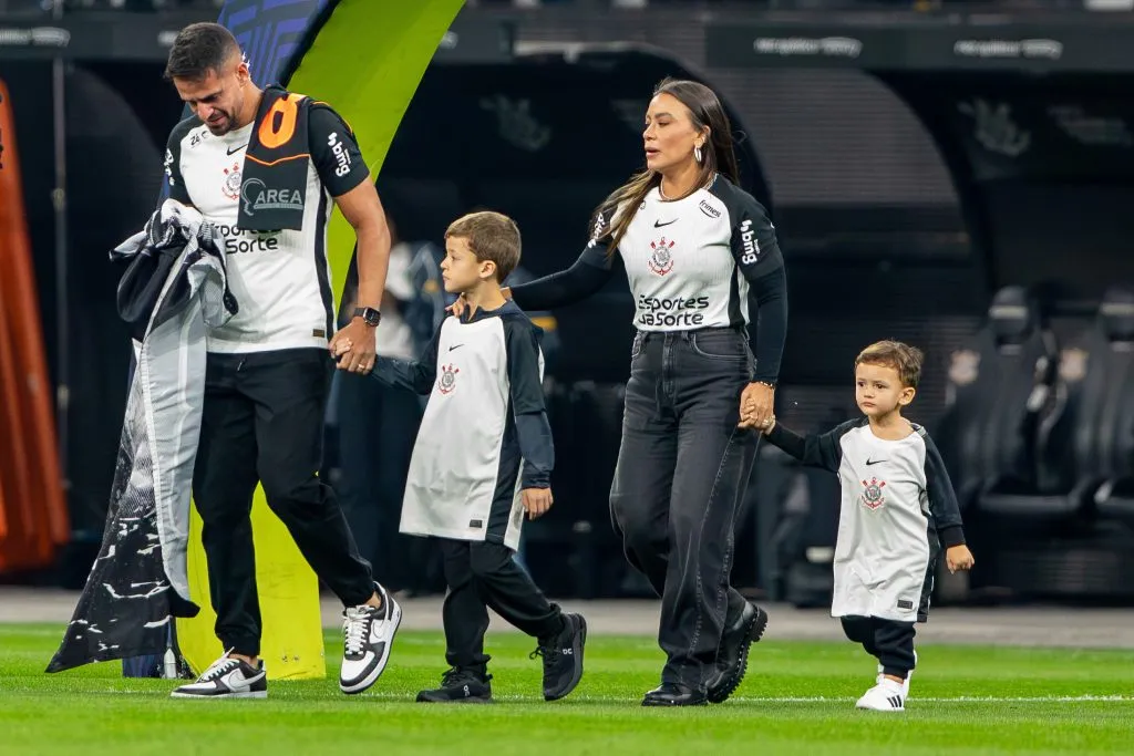 Rento Augusto recebendo mensagem antes da partida contra o Flamengo no Campeonato Brasileiro de 2025. Foto: Joisel Amaral/AGIF