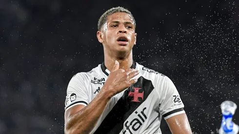RJ – RIO DE JANEIRO – 21/09/2025 – BRASILEIRO A 2025, FLAMENGO X VASCO – Barros jogador do Vasco comemora gol durante partida contra o Flamengo no estadio Maracana pelo campeonato Brasileiro A 2025. Foto: Thiago Ribeiro/AGIF