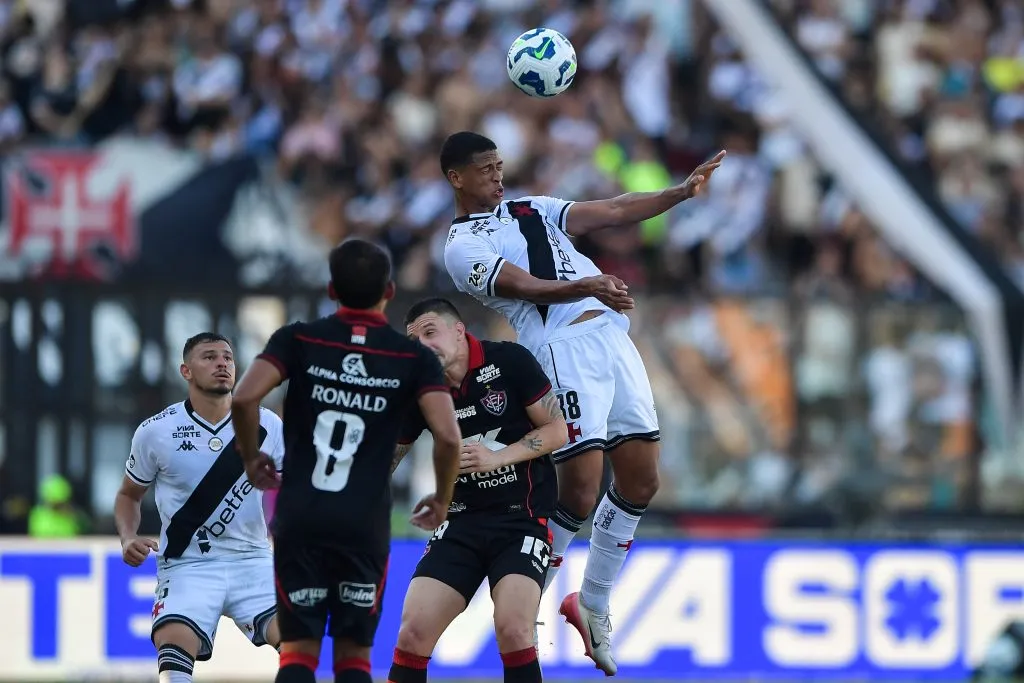 Barros jogador do Vasco durante partida contra o Vitoria no estadio Sao Januario pelo campeonato Brasileiro A 2025. Foto: Thiago Ribeiro/AGIF