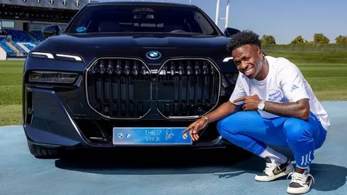 Vini Jr. ao lado do modelo I7 da BMW. Foto: Divulgação Real Madrid