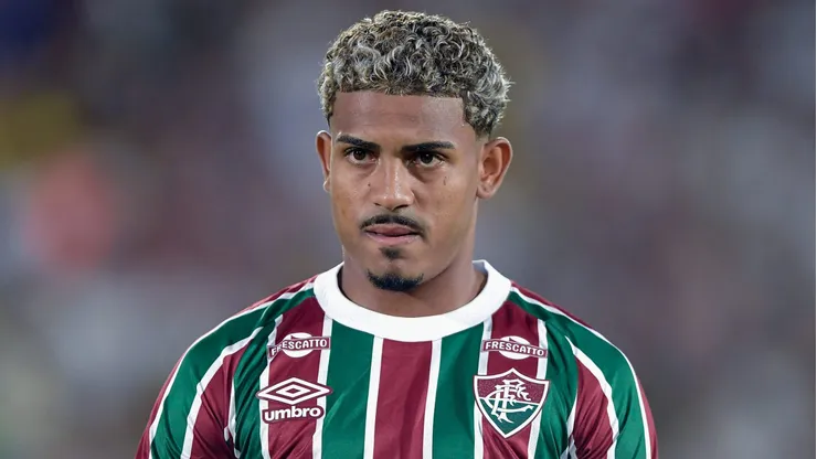John Kennedy durante confronto contra o Atlético-MG no Brasileirão 2025. Foto: Thiago Ribeiro/AGIF