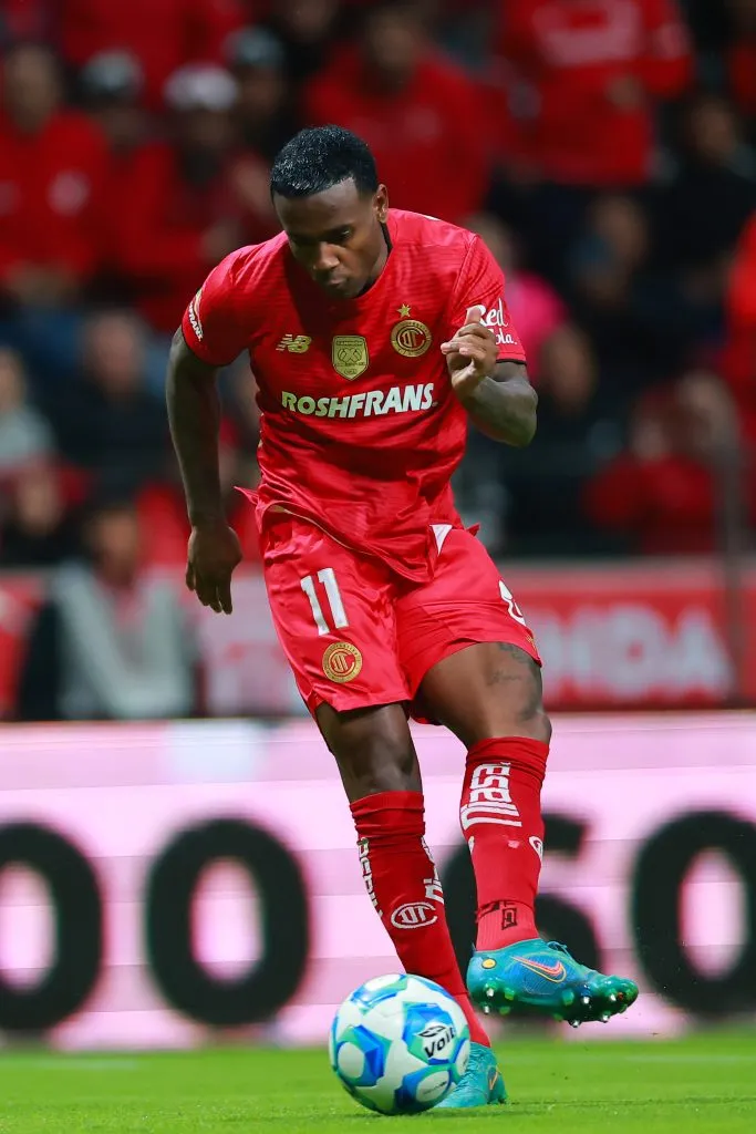 TOLUCA, MEXICO – AUGUST 16: Helinho of Toluca passes the ball during the 5th round match between Toluca and Pumas UNAM as part of the Torneo Apertura 2025 Liga MX at Nemesio Diez Stadium on August 16, 2025 in Toluca, Mexico. (Photo by Hector Vivas/Getty Images)