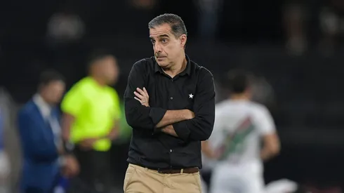Renato Paiva tecnico do Botafogo durante partida contra o Fluminense no estadio Engenhao pelo campeonato Brasileiro A 2025. Foto: Thiago Ribeiro/AGIF