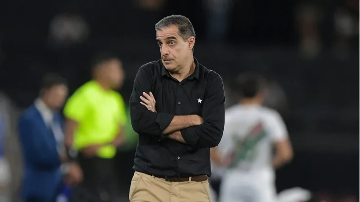 Renato Paiva tecnico do Botafogo durante partida contra o Fluminense no estadio Engenhao pelo campeonato Brasileiro A 2025. Foto: Thiago Ribeiro/AGIF