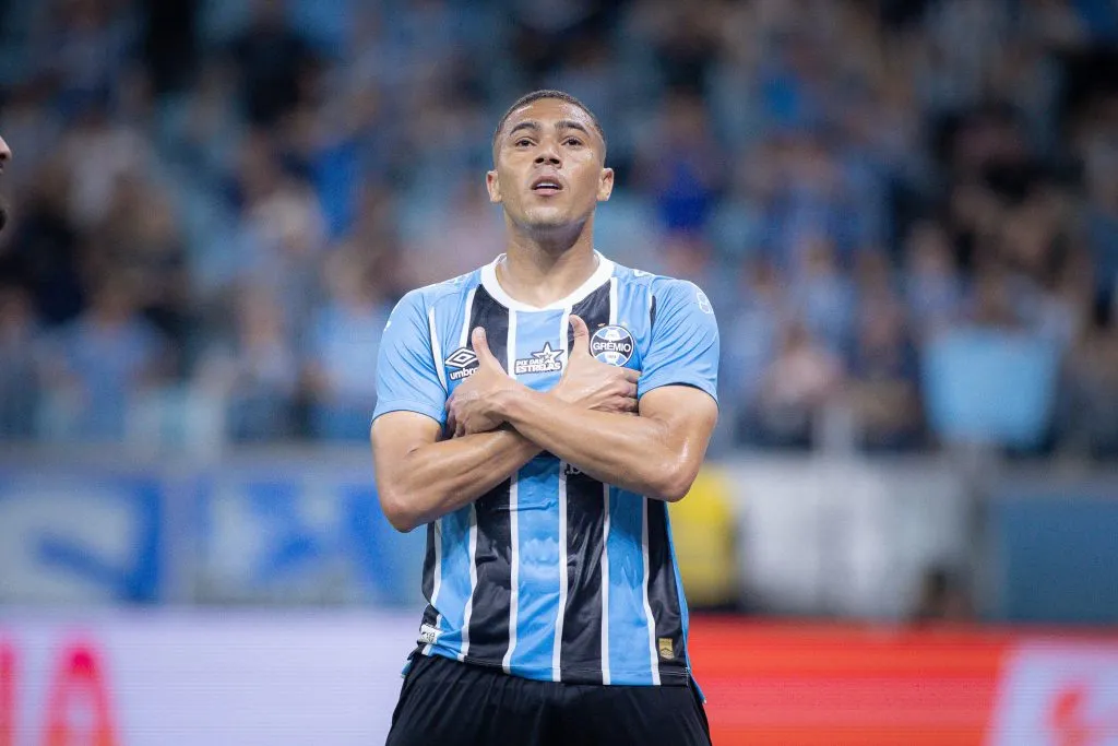 RS – PORTO ALEGRE – 16/10/2025 – BRASILEIRO A 2025, GREMIO X SAO PAULO – Carlos Vinicius jogador do Gremio comemora seu gol durante partida contra o Sao Paulo no estadio Arena do Gremio pelo campeonato Brasileiro A 2025. Foto: Maxi Franzoi/AGIF