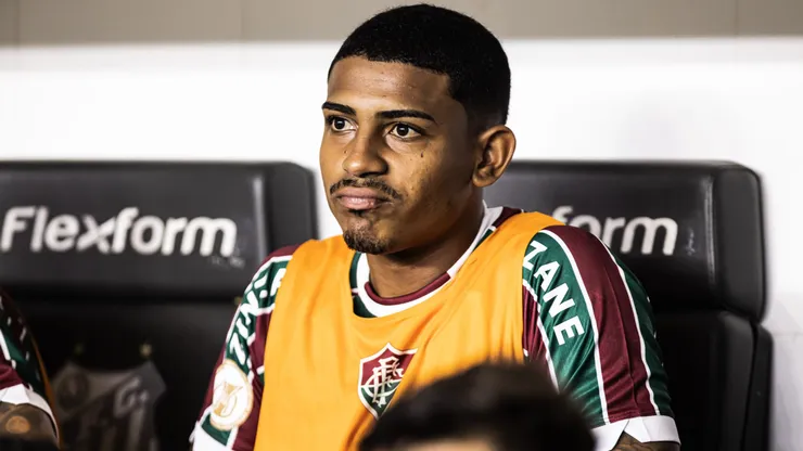 John Kennedy durante confronto contra o Santos no Brasileirão de 2023.