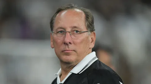 Textor enfrenta crise no Botafogo.